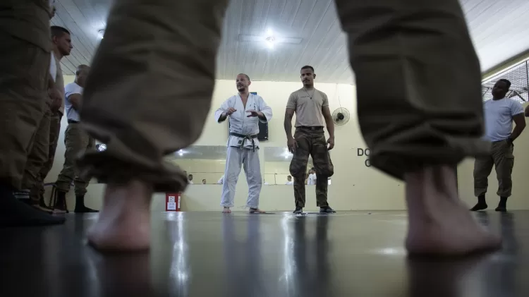 Policiais de MG em treinamento na filosofia do aikido aplicada no curso de 'Uso Adequado da Força' - Imagem: Marcus Desimoni/UOL